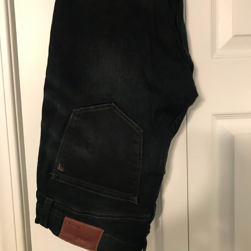 8” Skinny skinny crop in tempest wash!